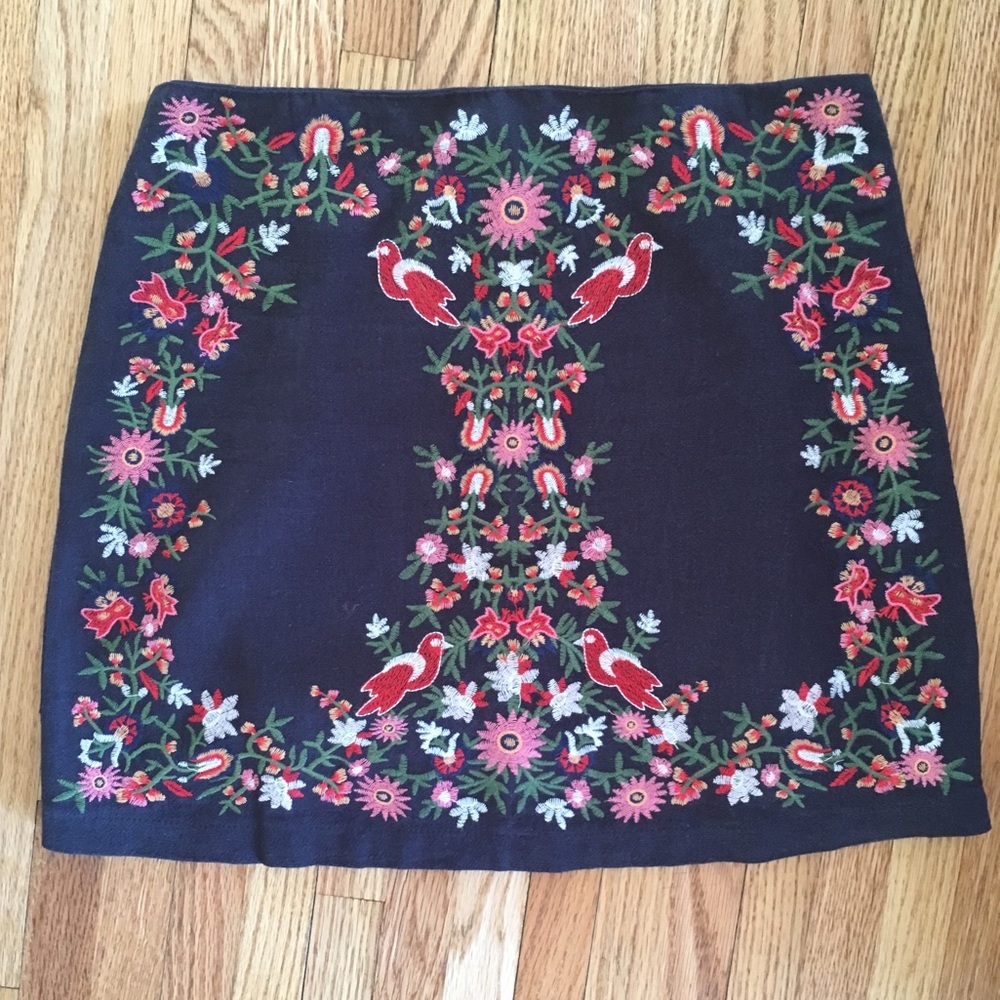Embroidered mini-ish skirt